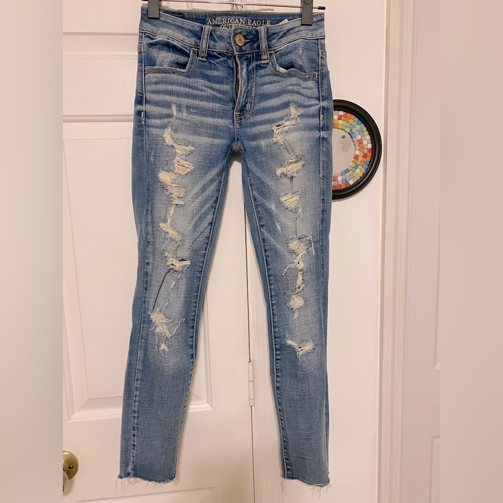 American Eagle mid rise jegging ankle jean. Super soft destroyed front